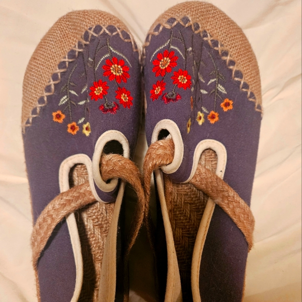 Slip on canvas embroidered shoes size 40 (8.5)